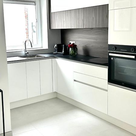 Phoenix Garden Apartment Монс Екстериор снимка