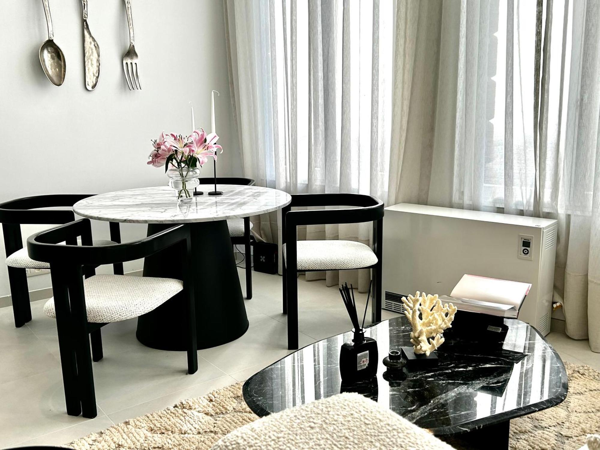 Phoenix Garden Apartment Монс Екстериор снимка